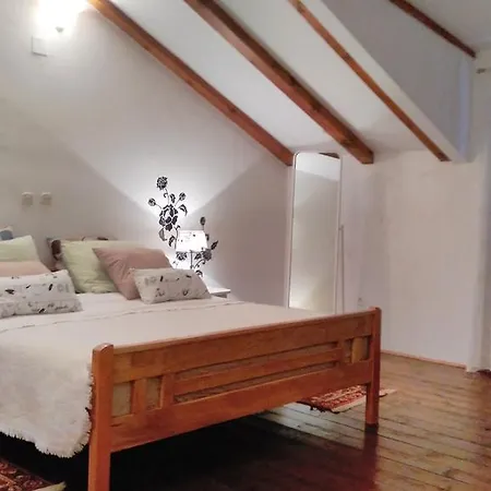 Krka Waterfalls Casa de Férias *